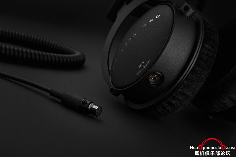 WEB-PIC_DT1770PRO_15-07_close-up-cable-with-headphone_.jpg