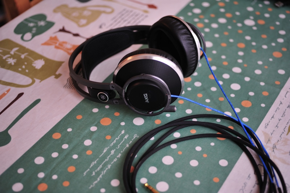 AKG K812