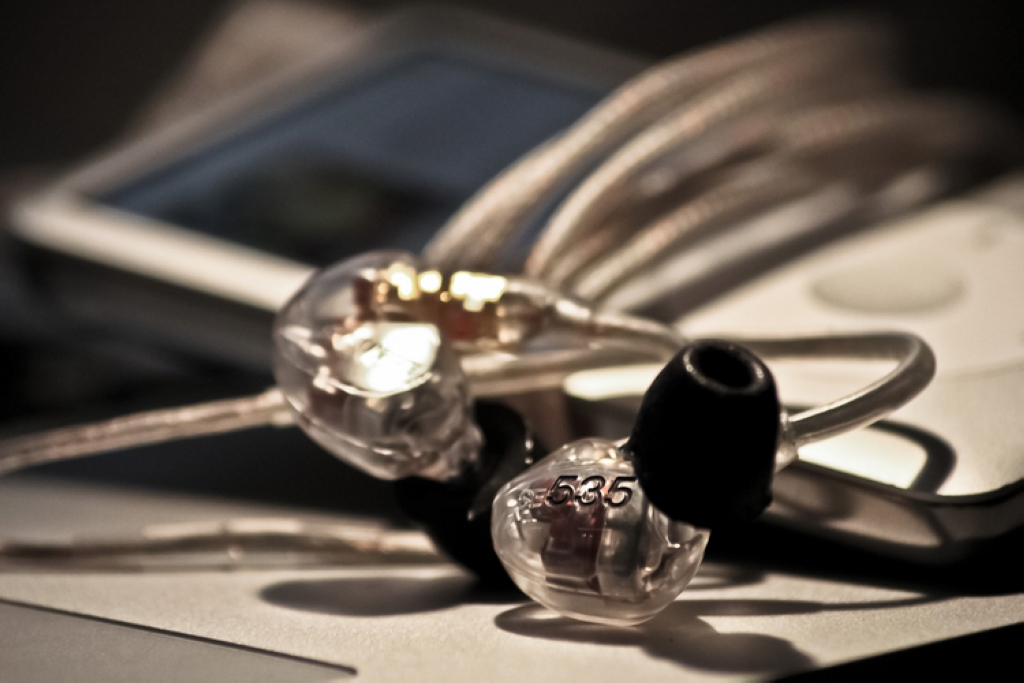 1000x500px-LL-c26de7b1_headphones-6852.jpg