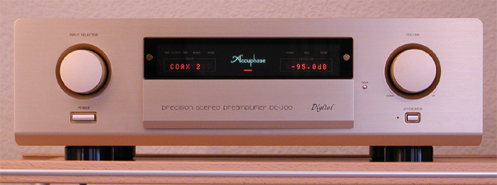 Accuphase-DC-300-Front-25cm.jpg