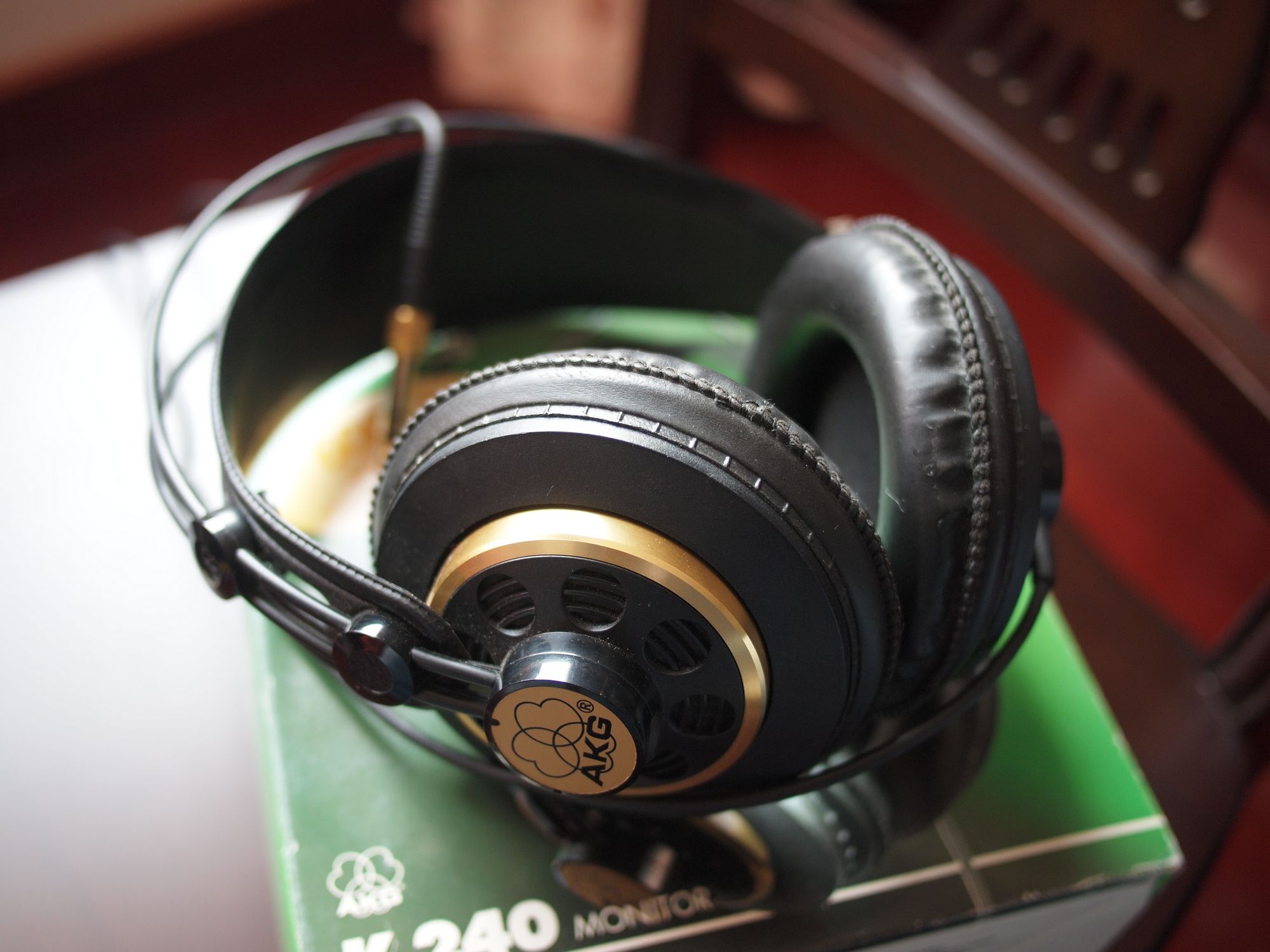 akg 240m 1