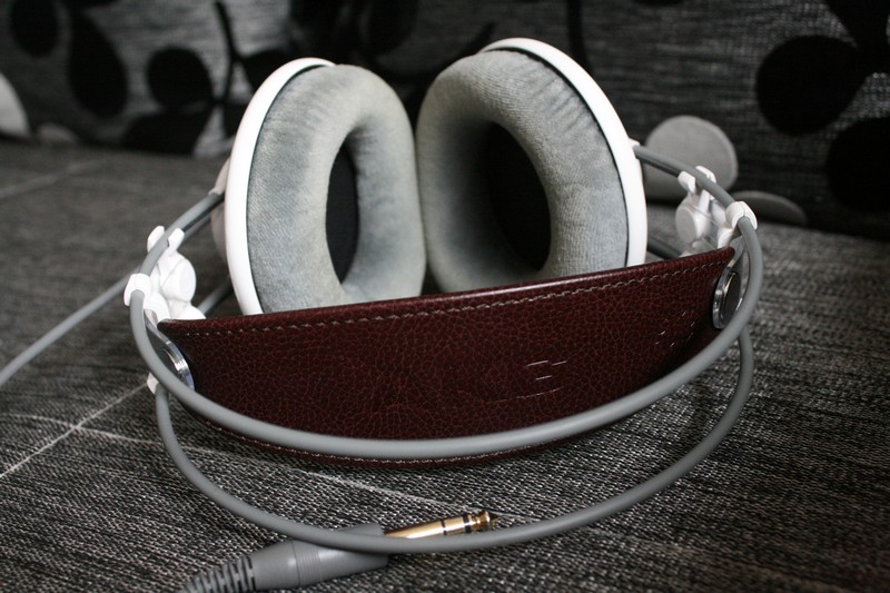 AKG 701-3.jpg