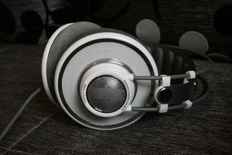 AKG 701-1.jpg